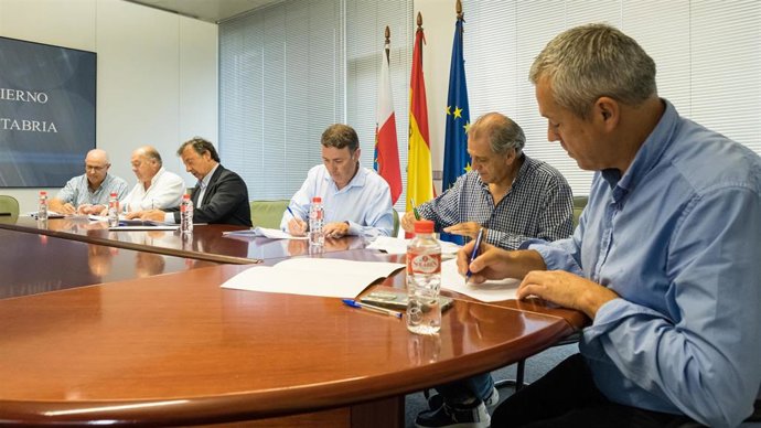 El consejero de Desarrollo Rural, Ganadería, Pesca y Alimentación, Pablo Palencia, ha firmado los convenios con cinco grupos de acción local