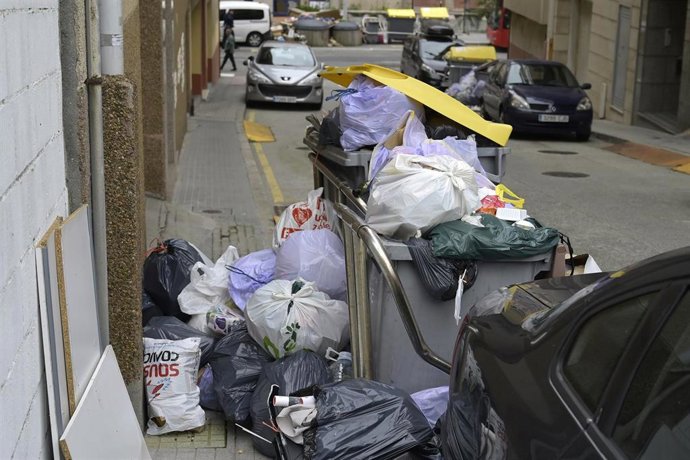 Basura acumulada en contenedores por la huelga de basura en A Coruña