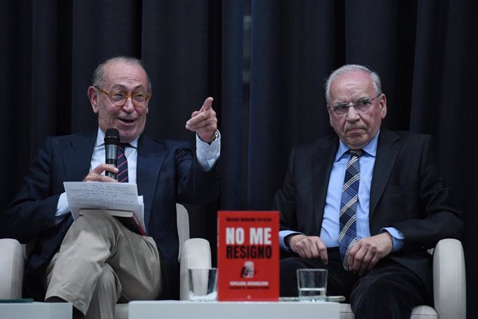 Archivo - El exsecretario general del Partido Socialista de Euskadi, Nicolás Redondo Terreros (i), y el exvicepresidente del Gobierno, Alfonso Guerra (d), durante la presentación de un libro en el Círculo de Bellas Artes, a 12 de diciembre de 2023, en Mad