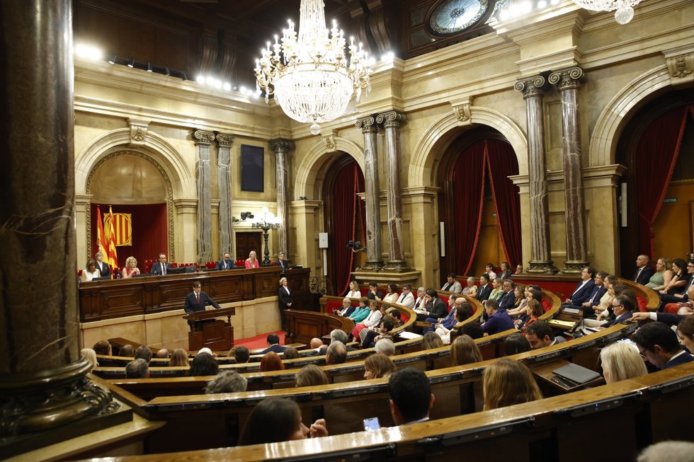 El candidato a la investidura para presidir la Generalitat de Cataluña, Salvador Illa, interviene en el debate del pleno de investidura, en el Parlament de Cataluña, a 8 de agosto de 2024, en Barcelona, Catalunya (España).