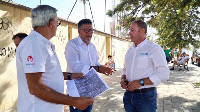 El concejal del PSOE en el Ayuntamiento de Málaga, Jorge Quero, junto al presidente y el vocal de Aumat, Miguel Ángel Martín y Juan Alarcón, respectivamente.