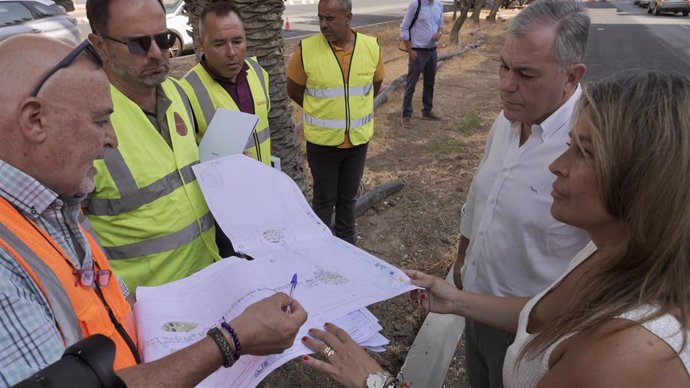 El alcalde de Sevilla, José Luis Sanz, junto a la delegada de Limpieza, Arbolado y Parques y Jardines, Evelia Rincón.