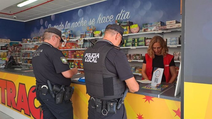 La Policía Local de Elche inspecciona puntos de venta de pirotecnia autorizados