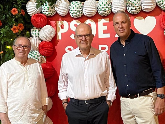 El expresidente de la Junta de Andalucía, Manuel Chaves, junto al alcalde de San Roque y secretario general del PSOE de Cádiz, Juan Carlos Ruiz Boix, en un homenaje recibido en la Feria de este municipio.