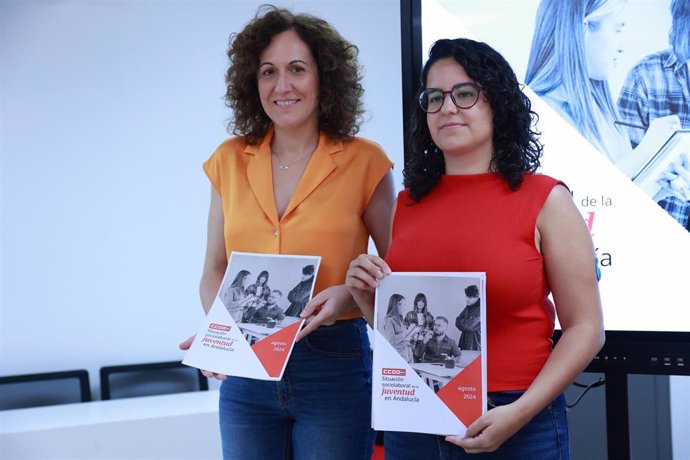 La secretaria general de CCOO de Andalucía, Nuria López (i), y la secretaria de Juventud, María Núñez (d), durante la presentación del informe de la situación sociolaboral de los jóvenes de Andalucía.