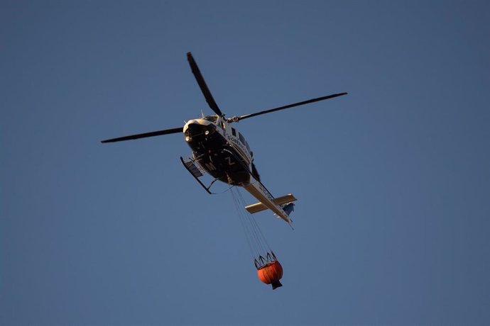 Un helicóptero traba en la zona quemada, a 31 de julio de 2024, en Loeches, Madrid (España). 