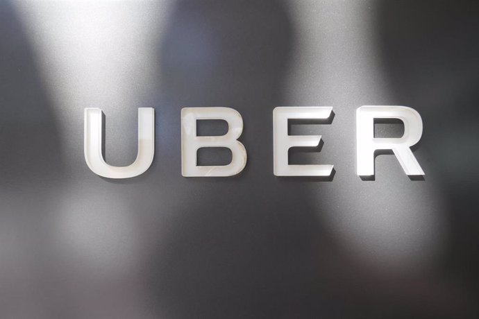 Archivo - FILED - 07 May 2018, US, San Francisco: The Uber company logo at the company's headquarters. Uber could shut down in California for several months if a court does not overturn a recent ruling requiring the ride-hailing company to treat its drive