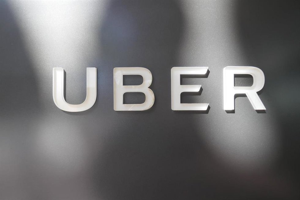 Archivo - FILED - 07 May 2018, US, San Francisco: The Uber company logo at the company's headquarters. Uber could shut down in California for several months if a court does not overturn a recent ruling requiring the ride-hailing company to treat its dri