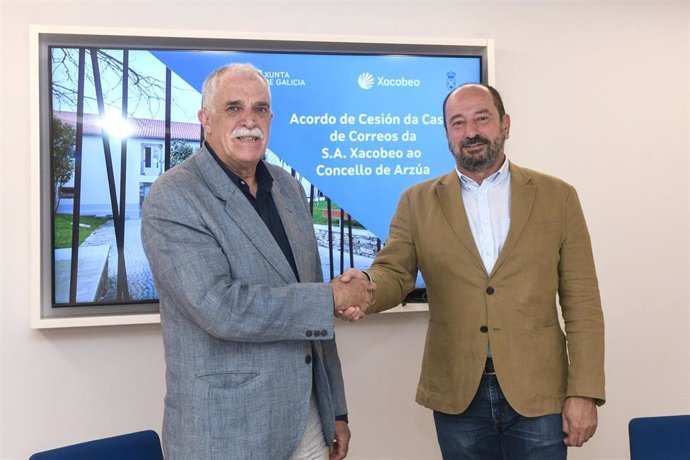 El director de Turismo de Galicia, Xosé Merelles, y el alcalde de Arzúa, Xoán Xesús Carril, firman el contrato de cesión de uso de la Casa de Correos y de la Horta Anexa.