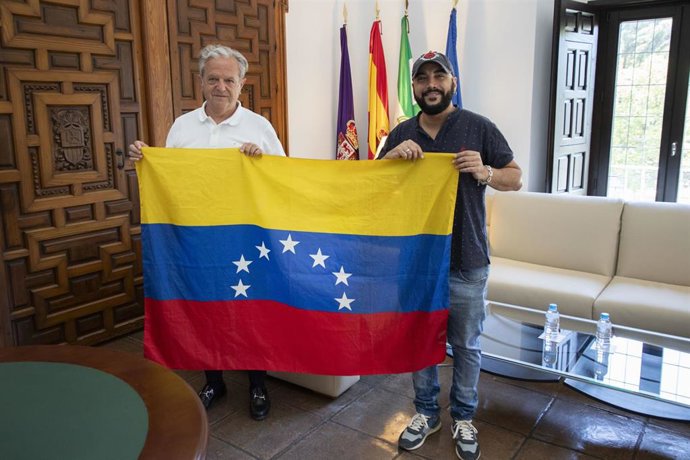 El presidente de la Diputación de Córdoba, Salvador Fuentes, con el secretario de la Asociación de Venezolanos en Córdoba, José Ignacio Pérez.
