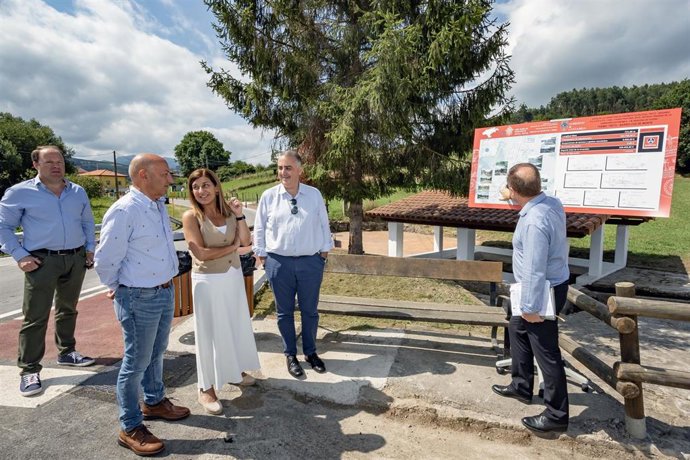 La presidenta de Cantabria, María José Sáenz de Buruaga, en la inauguración del nuevo itinerario peatonal entre la localidad de Adal Treto y el barrio de Coz de Monte