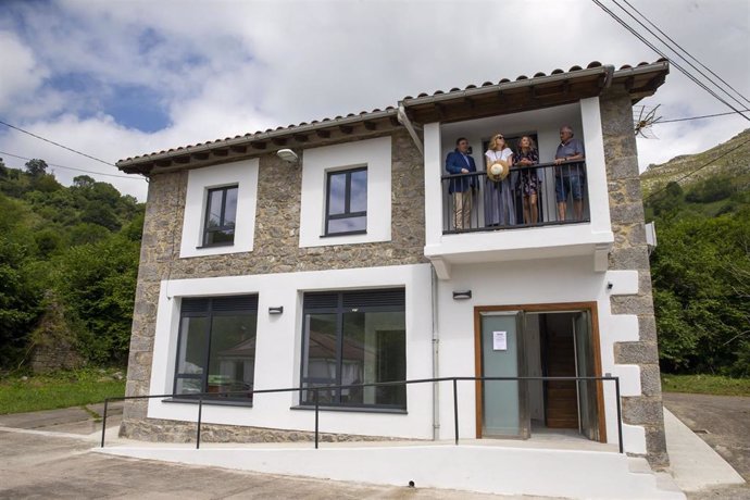 La consejera de Turismo, Eva Guillermina Fernández, inaugura el albergue de Miera