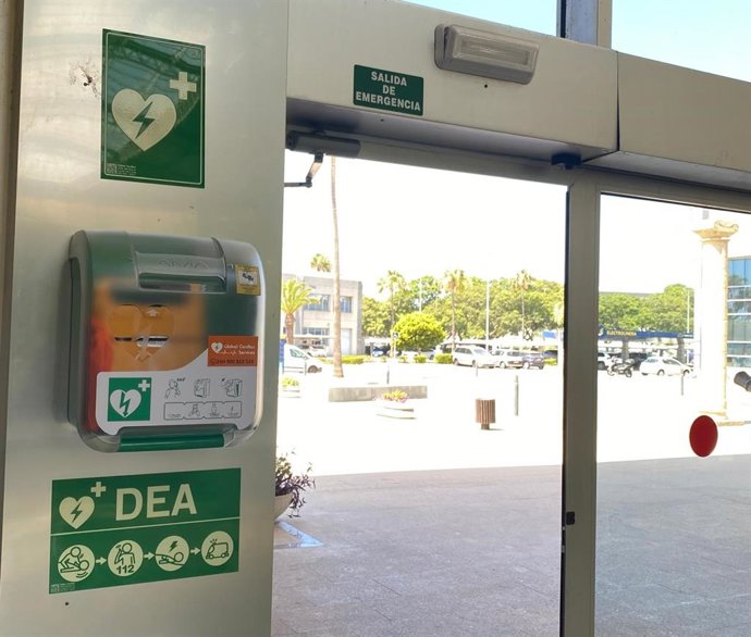 Desfibrilador semiautomático instalado en un edificio de Zona Franca de Cádiz