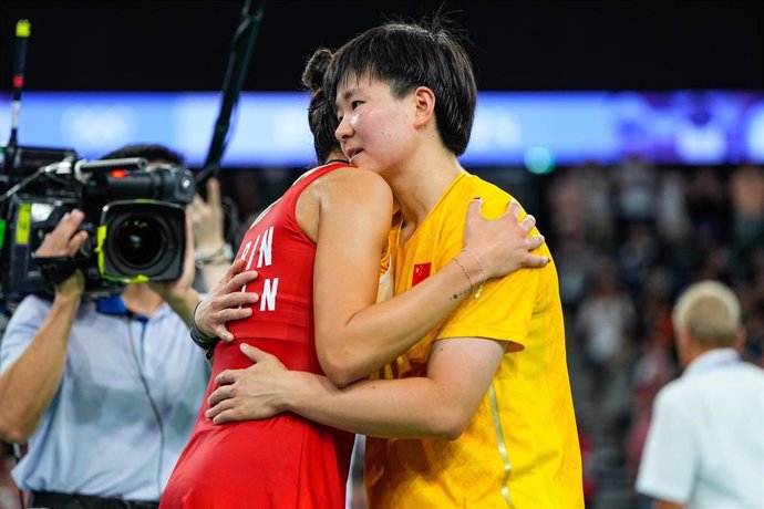 Carolina Marín y He Bing Jiao se abrazan tras confirmarse la retirada por lesión de la española en las semifinales de los Juegos Olímpicos de París