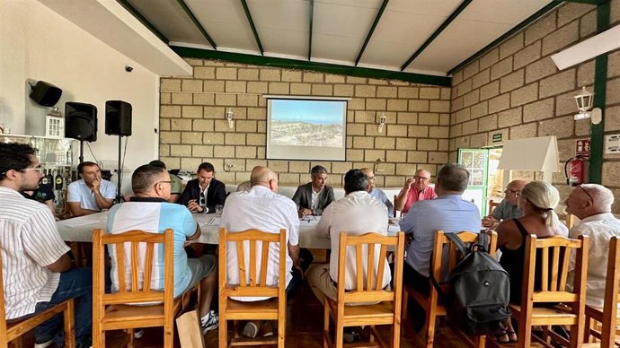 El consejero de Agricultura, Ganadería, Pesca y Soberanía Alimentaria del Gobierno de Canarias, Narvay Quintero, se reúne con representantes de asociaciones de olivicultores de las islas