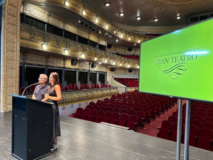 La concejala de Cultura del Ayuntamiento de Elche, Irene Ruiz, presenta la programación del Gran Teatro de Elche