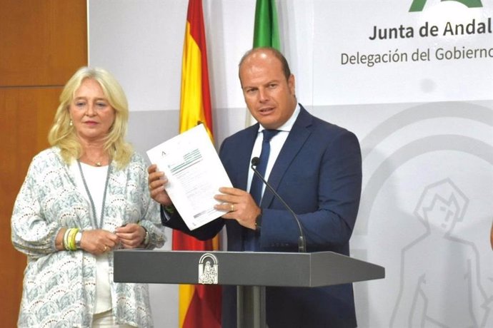 El delegado territorial de Sostenibilidad y Medio Ambiente en la provincia de Cádiz, Óscar Curtido, junto a la delegada del Gobierno de la Junta en Cádiz, Mercedes Colombo, en una foto de archivo.