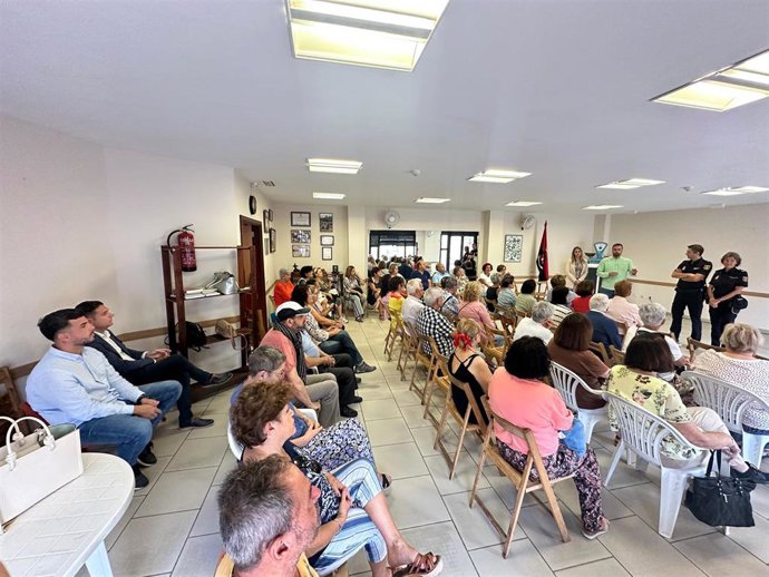 Asistentes a la charla sore estafas que ha dado la Policía Nacional en Telde (Gran Canaria)