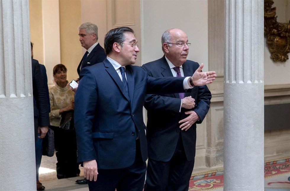 Archivo - El ministro de Asuntos Exteriores, Unión Europea y Cooperación, José Manuel Albares (i), mantiene un encuentro con el ministro de Relaciones Exteriores brasileño, Mauro Vieira (d), en el Palacio de Viana, a 26 de abril de 2023, en Madrid (Espa