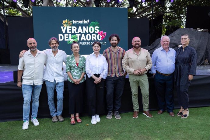 Isabella Rossellini, Rubén de Eguía, la compañía Delirium Teatro y el proyecto Nido, junto autoridades y el presidente de Loro Parque y la directora de Administración del Grupo Loro Parque