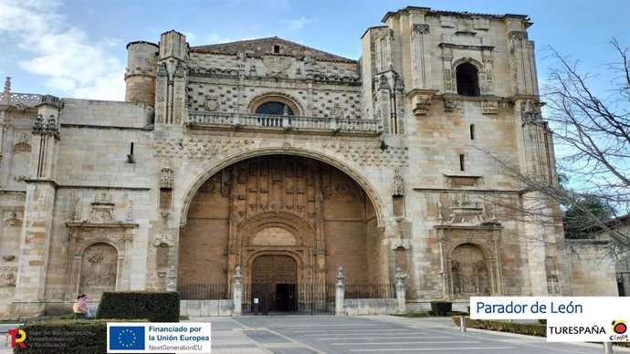 Fachada principal del Parador de San Marcos (León).