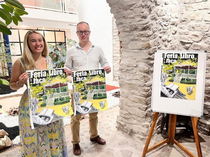 La concejal de Cultura, Andrea Vargas, y el director de la biblioteca municipal, Alfredo Pellés, en la presentación de la Feria del Libro de Jaca