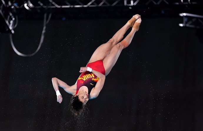 La saltadora china Quan Hongchan durante la final de plataforma 10 m de Paris 2024