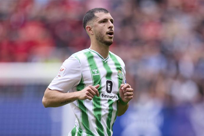 Archivo - El jugador argentino Guido Rodríguez durante un partido con el Real Betis.  