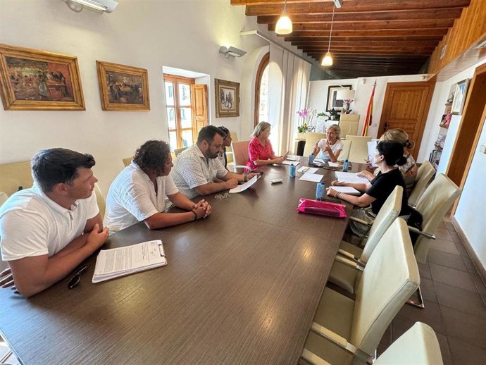 Reunión del Ayuntamiento de Santa Eulria con los portavoces y el representante legal de los desalojados del camping ilegal De Can Rova
