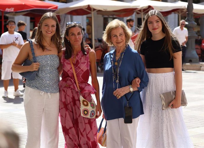 La Reina Letizia, la Reina Sofía, la Princesa Leonor y la infanta Sofía pasean por la plaza mayor, a 6 de agosto de 2024, en Palma de Mallorca (Islas Baleares, España)