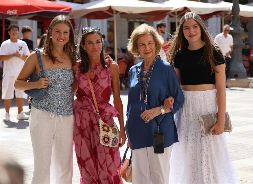 La Reina Letizia, la Reina Sofía, la Princesa Leonor y la infanta Sofía pasean por la plaza mayor, a 6 de agosto de 2024, en Palma de Mallorca (Islas Baleares, España)