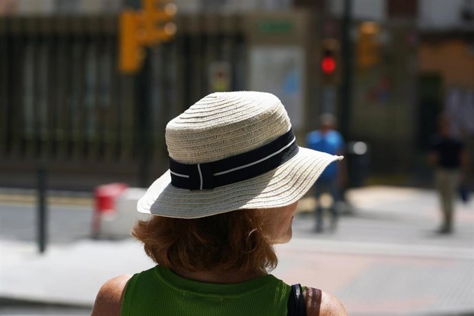 Mujer resguardándose del calor (imagen de archivo). 