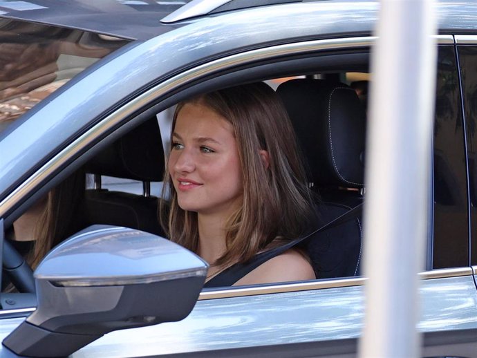 LA PRINCESA LEONOR RECORRE LAS CALLES DE PALMA AL VOLANTE