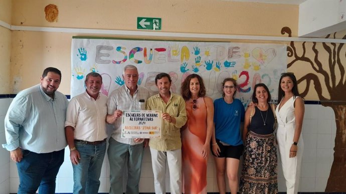 El subdelegado de la Junta de Andalucía en el Campo de Gibraltar, Javier Ros, y el delegado territorial de Inclusión Social en la provincia, Alfonso Candón, en una visita a una de las Escuelas de Verano de esta comarca en Algeciras.