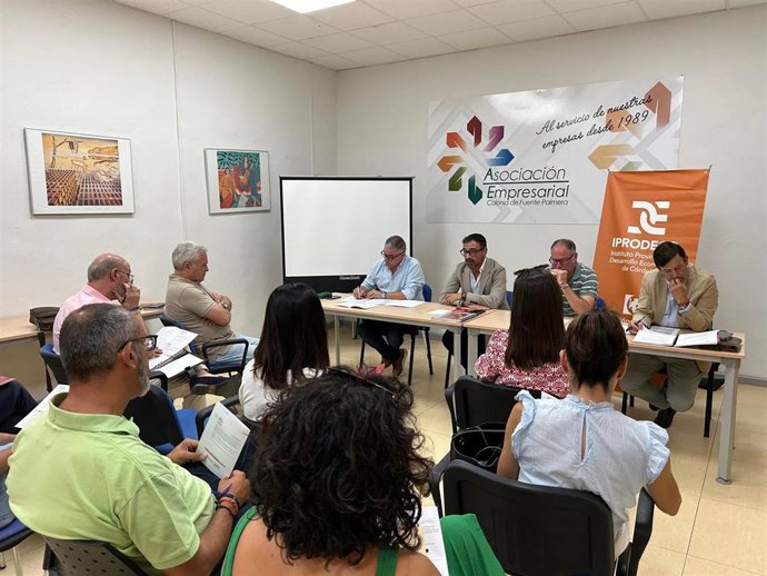 El vicepresidente tercero de la Diputación de Córdoba y presidente de Iprodeco, Félix Romero (segundo en la mesa por la izquierda), informa en Fuente Palmera de las ayudas a todo el tejido empresarial de la zona.