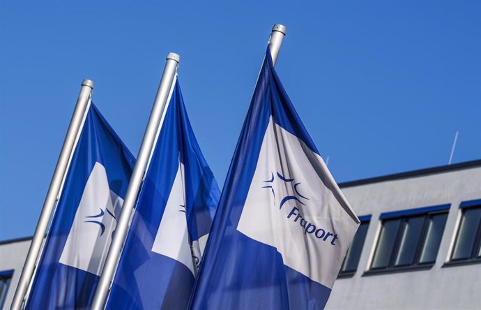 Archivo - FILED - 08 February 2023, Hesse, Frankfurt/Main: Flags with the Fraport AG logo are flying in the wind in front of the company headquarters. 