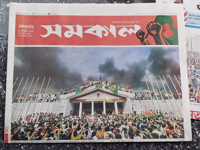 Una portada de un periódico en Bangladesh con miles de manifestantes en el Parlamento tras la huida de la primera ministra Sheij Hasina