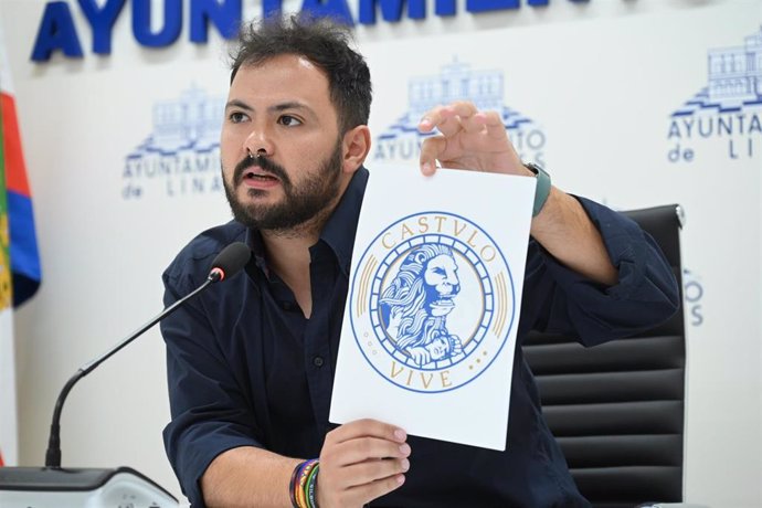 El concejal de Deportes, Martín de la Torre, muestra la marca 'Cástulo Vive'