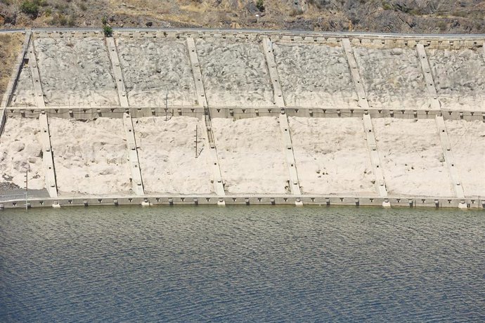 Archivo - Vista del embalse del Atazar en el Berrueco, a 11 de agosto de 2022, en El Berrueco, Madrid (España). Este embalse cuenta con 425,3 hm de capacidad, lo que representa el 46 % del volumen embalsado de la región de Madrid. Los embalses que gestio
