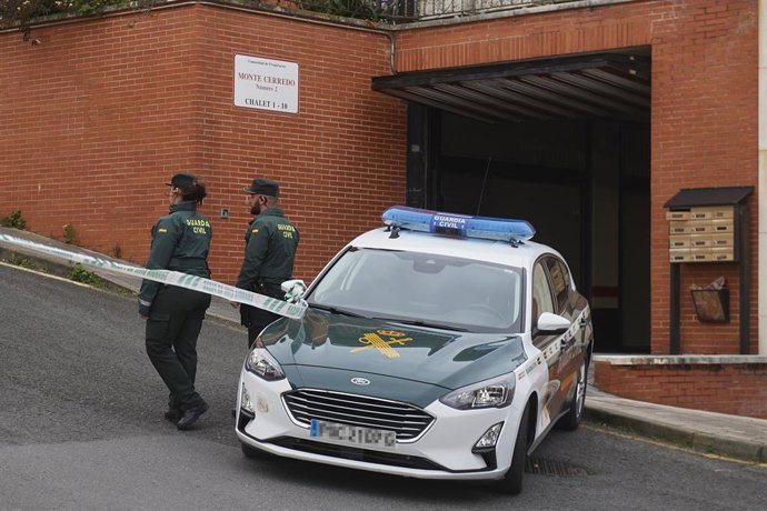 Archivo - Un coche de la Guardia Civil frente a la vivienda donde han hallado el cuerpo sin vida de una mujer, a 8 de febrero de 2024, en Castro Urdiales, Cantabria (España). 