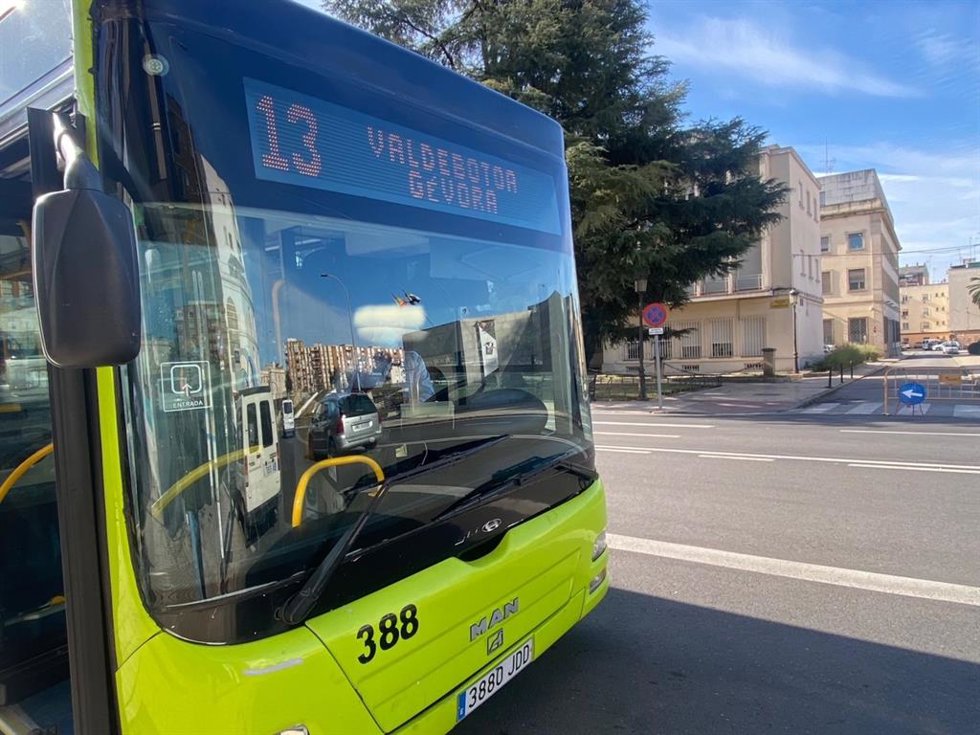 Archivo - Un autobús urbano de Badajoz.