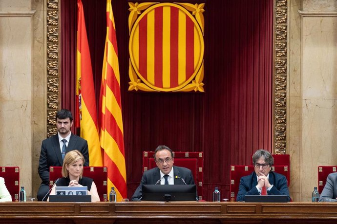 Archivo - La vicepresidenta primera de la Mesa, Raquel Sans; el presidente del Parlament, Josep Rull; el vicepresidente segundo de la Mesa, David Pérez, en la Cámara catalana en junio