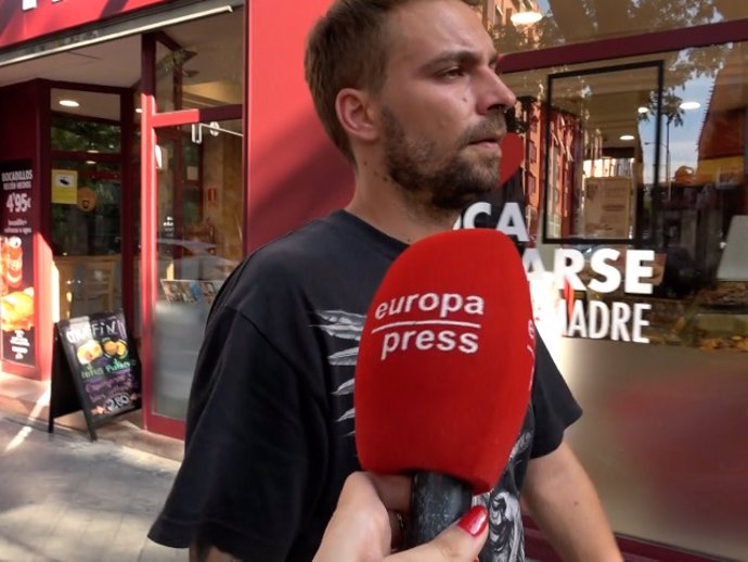 José María Almoguera atendiendo a la prensa