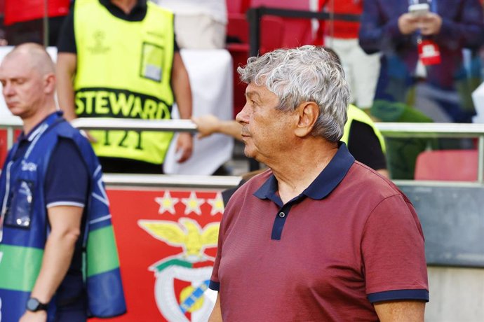 Archivo - Coach Mircea Lucescu of Dynamo Kyiv looks on before the UEFA Champions League, Play-offs, 2nd leg football match between SL Benfica v Dynamo Kyiv on August 23, 2022 at Estadio da Luz in Lisbon, Portugal - Photo Joao Rico / DPPI