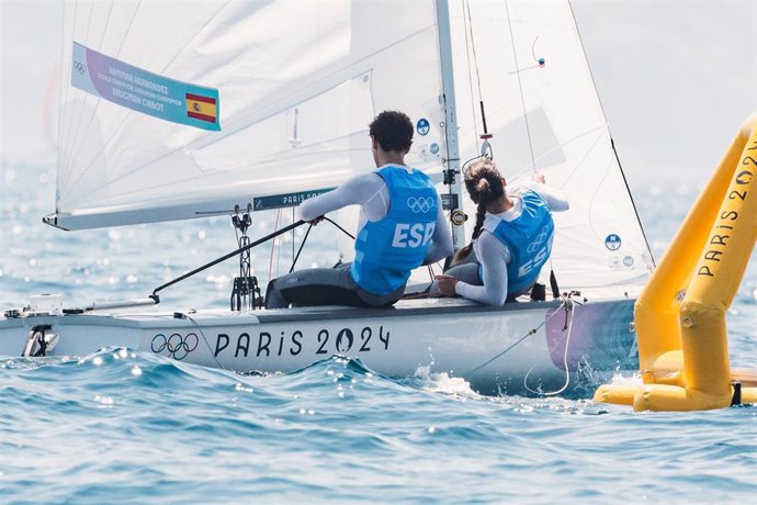 La pareja española de la clase 470 mixto, integrada por Jordi Xammar y Nora Brugman, disputará la Medal Race por las medallas en los Juegos Olímpicos de Paris 2024 al finalizar en segunda posición en la combinación de regatas previas