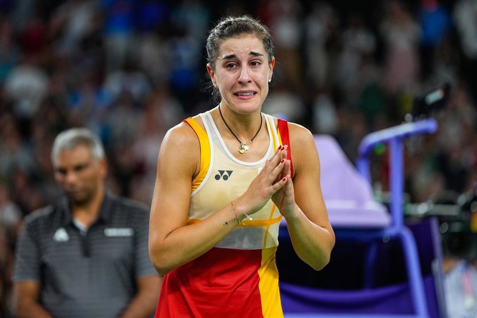 Carolina Marin of Spain is injured in the second set and leaves the match against Bing Jiao He of China during Women's Singles Semifinal of the Badminton on La Chapelle Arena Court 1 during the Paris 2024 Olympics Games on August 4, 2024 in Paris, Franc