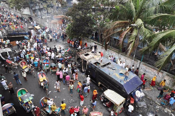 Ciudadanos de Bangladesh frente a una comisaría en Daca tras la dimisión de la primera ministra, Sheij Hasina