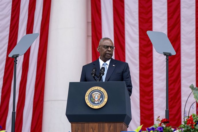 Archivo - May 27, 2024, Arlington, Virginia, USA: United States Secretary of Defense Lloyd Austin speaks during the 156th National Memorial Day Observance Ceremony in the Memorial Amphitheater at Arlington National Cemetery in Arlington, Virginia on Monda