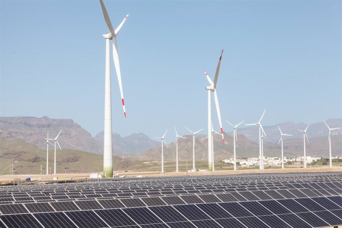 Archivo - Aerogeneradores y paneles solares en la inauguración del mayor complejo de generación de energías renovables de Canarias, a 27 de octubre de 2022, en San Bartolomé de Tirajana, Gran Canaria, Canarias (España). Este complejo es uno de los mayores