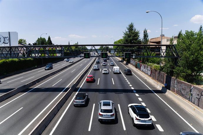 Varios vehículos en una autovía